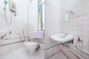 Deluxe Triple Room | Bathroom | Shower, towels - OYO 89706 To-day Hotel (Sibu)