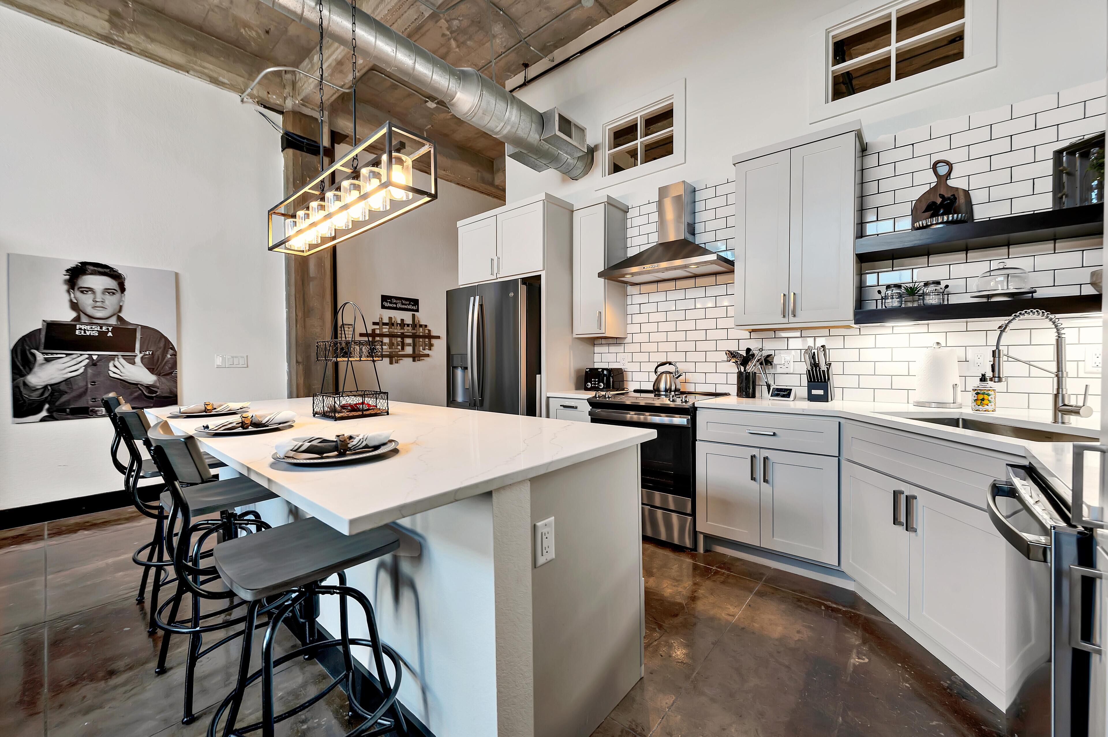 Kjøleskap, mikrobølgeovn, ovn og kokeplater