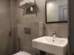 Standard Suite, 1 Bedroom | Bathroom