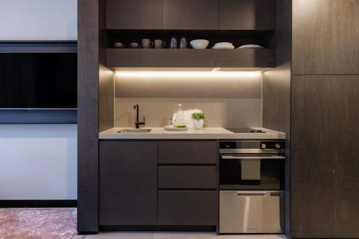 Private kitchen | Microwave, dishwasher, coffee/tea maker, electric kettle