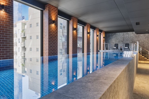Una piscina cubierta
