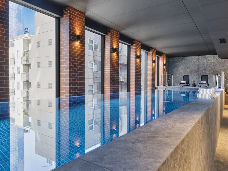 Una piscina cubierta