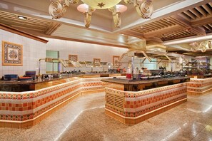 Dining - Prime Location! Outdoor Pool, Parking, Pets Allowed, Near Ruby View Golf Course! (Elko)