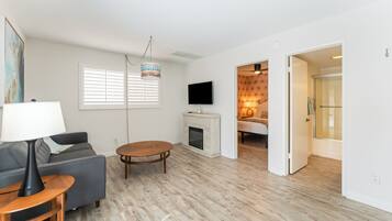 TV connectée, cheminée, livres