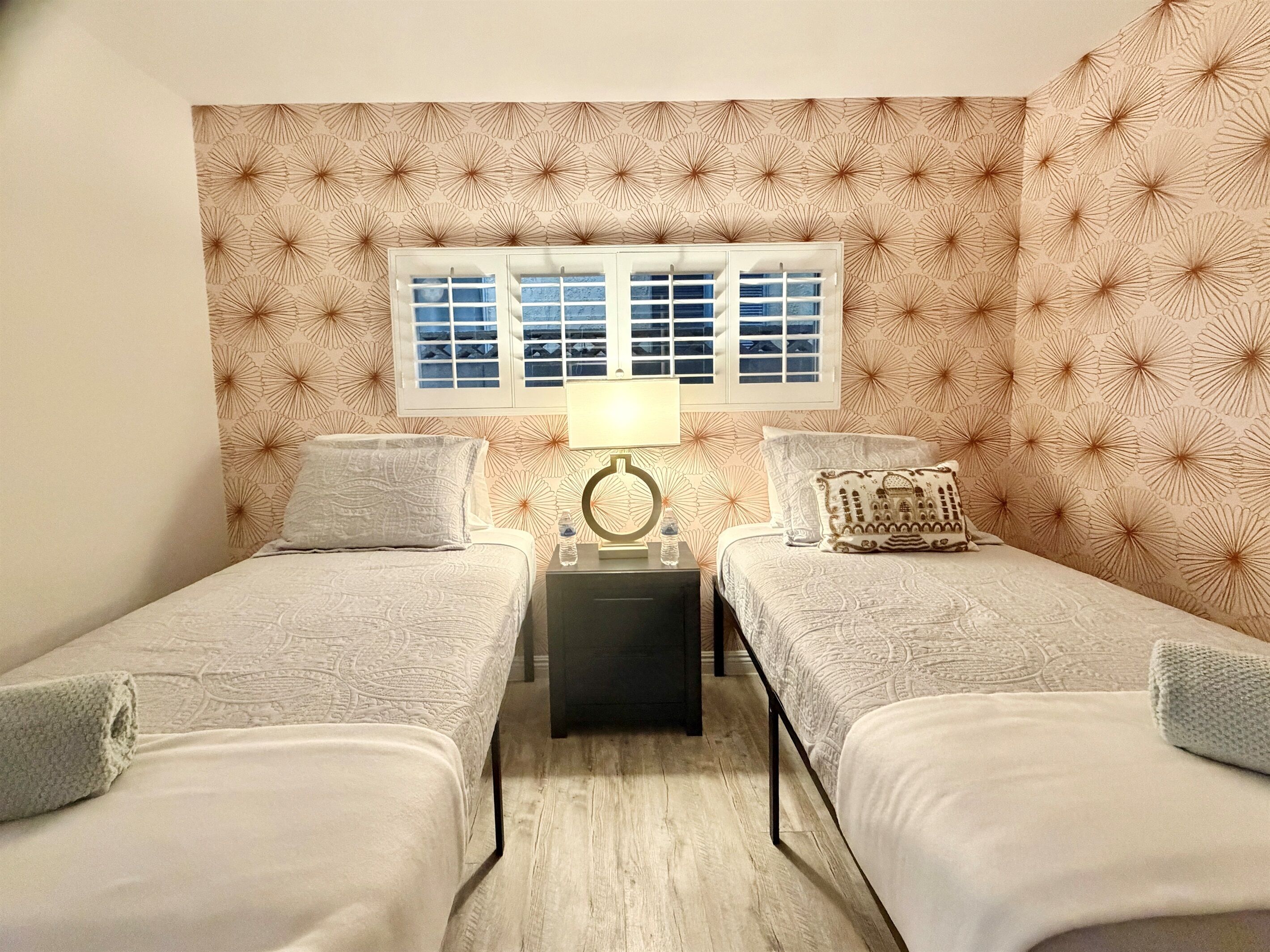 3 slaapkamers, een strijkplank/strijkijzer, reisbedje, gratis wifi