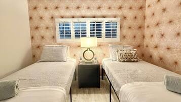 3 slaapkamers, een strijkplank/strijkijzer, reisbedje, gratis wifi