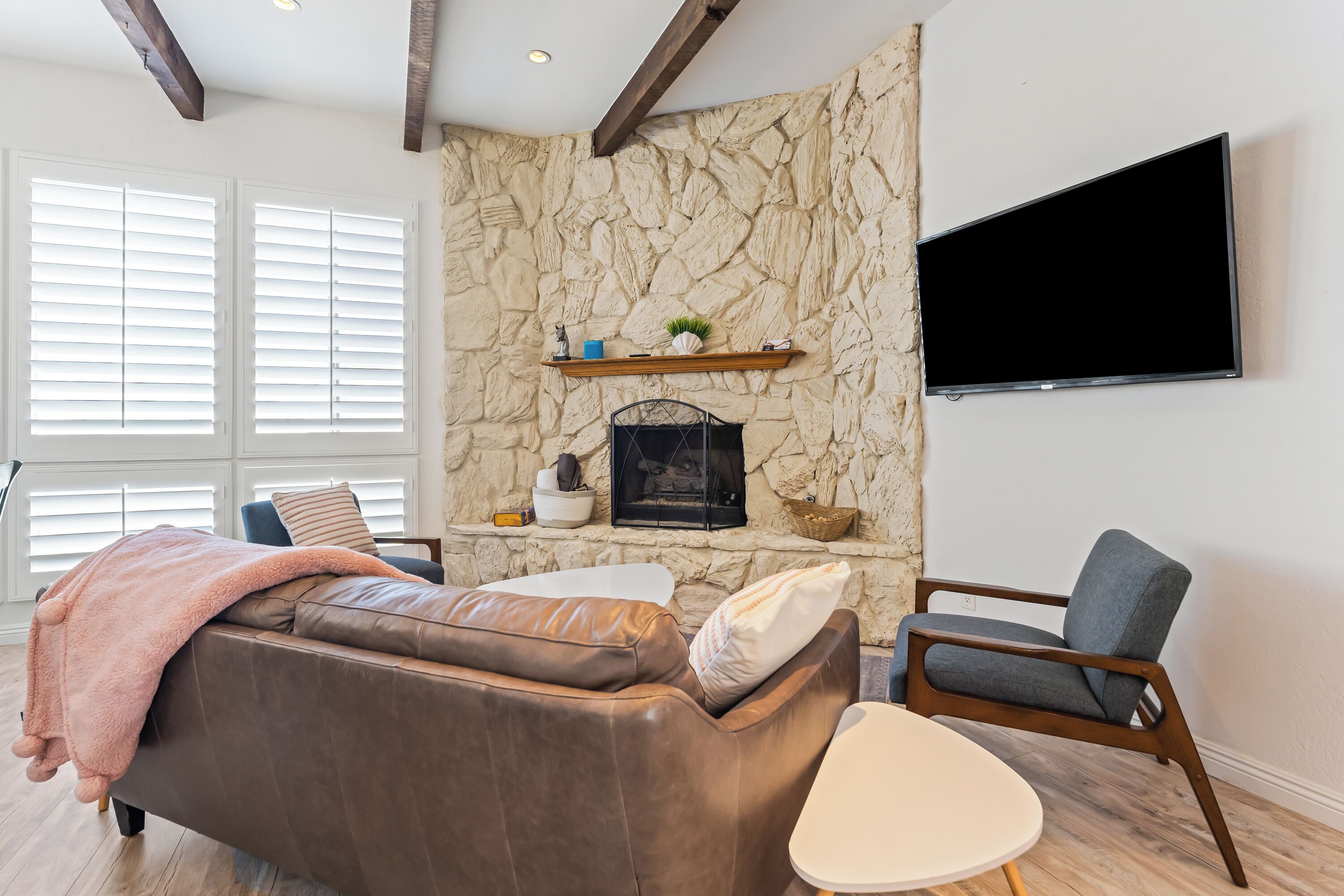 Smart TV, chimenea y libros 