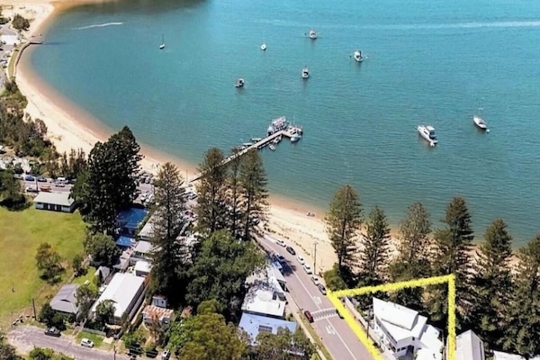 Sulla spiaggia, lettini da mare, teli da spiaggia