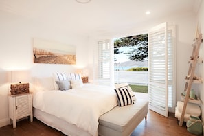 2 bedrooms, free WiFi, bed sheets - Beach Front House Outdoor Hot Tub Sauna Stunning Views (Patonga)