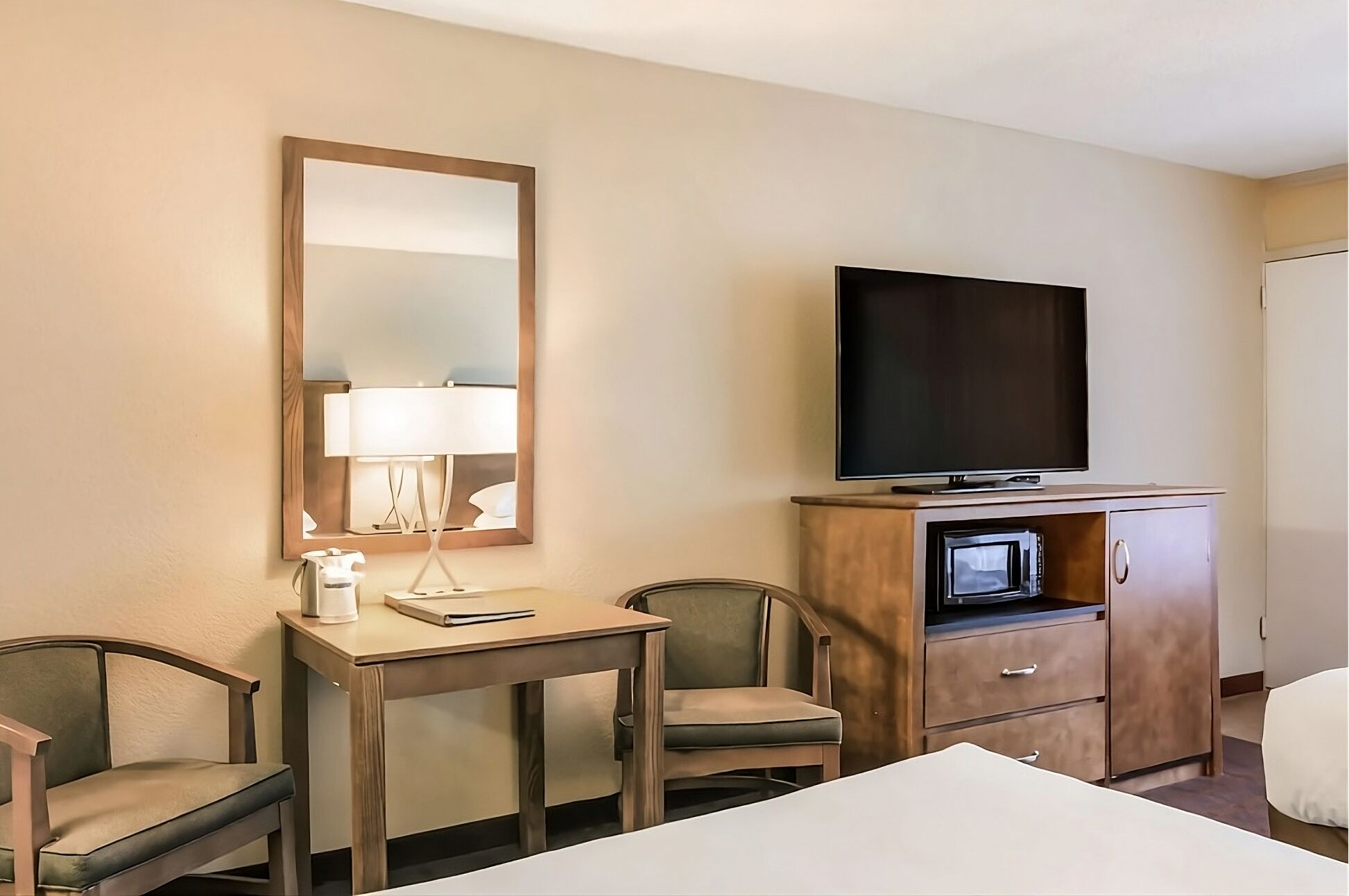 Comfort and Convenience! 2 Amazing Units, Minutes Away to Mickey Gilley Theatre