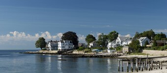 Westport Gem - walk to shops, dining, town center, pet-friendly