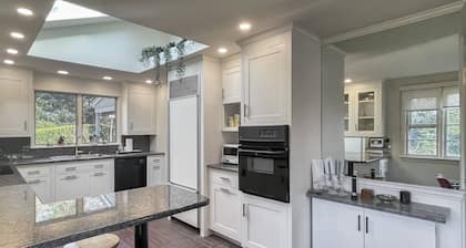 Westport Gem - walk to shops, dining, town center, pet-friendly