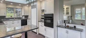 Westport Gem - walk to shops, dining, town center, pet-friendly