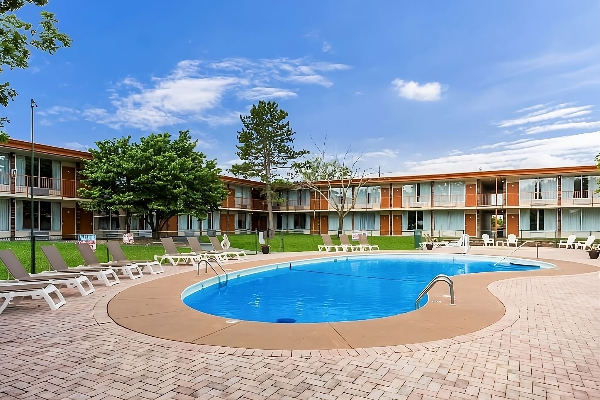 Great Relaxing Overnight Stay! 2  Comfortable Units, Close to Titanic Museum!