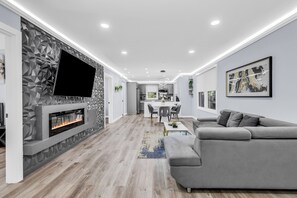 Signature Cottage, 3 Bedrooms, Non Smoking, Terrace | Living room | 55-inch Smart TV with digital channels, TV - Luxury 3BR House in Charlotte (Charlotte)