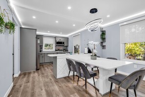 Signature-Ferienhaus, 3 Schlafzimmer, Nichtraucher, Terrasse | Essbereich im Zimmer