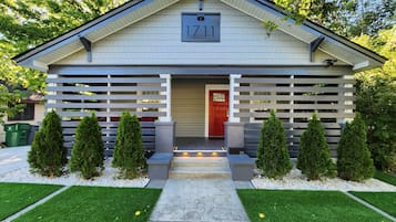 Vista frontal de la propiedad