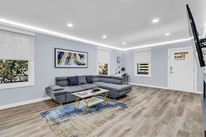 Cottage Khas, 3 kamar tidur, Bebas Asap Rokok, teras | Ruang keluarga | Smart TV 55-inci dengan saluran TV digital dan TV