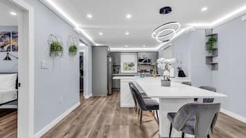 Cottage Signature, 3 chambres, non-fumeurs, terrasse | Restauration dans la chambre