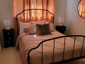 3 bedrooms, desk, WiFi - Nostalgic 1950’s Bungalow, minutes to ASU, DT Mesa (Mesa)