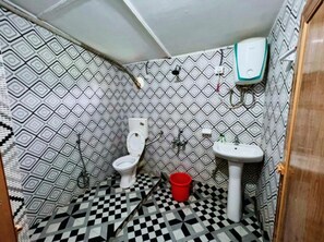 Shower, pancuran hujan, jubah mandi, dan sabun