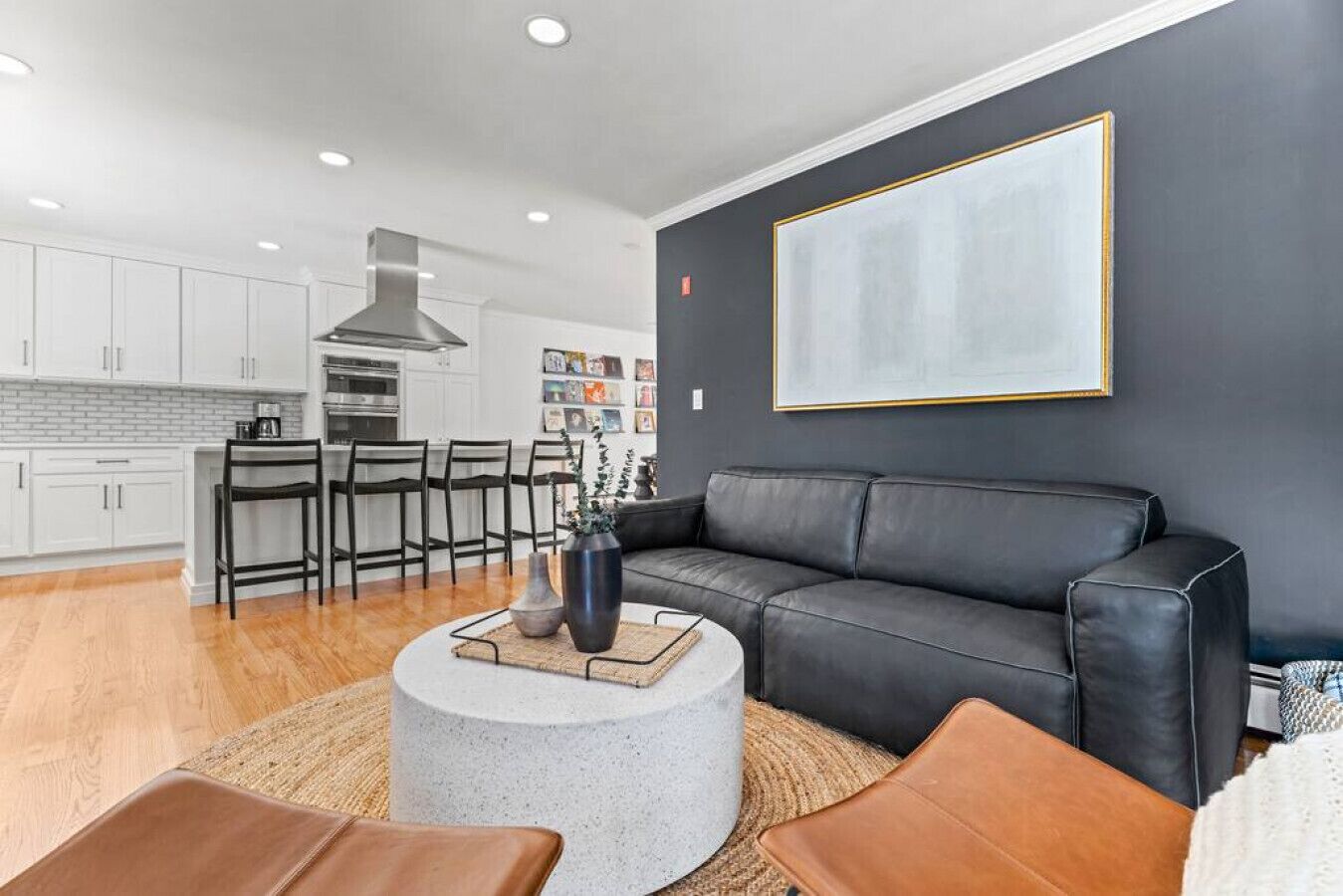 Smart-TV, Tischtennisplatte, Bücher, Stereoanlage