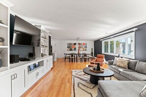 Smart-tv, een tafeltennistafel, boeken en een stereo