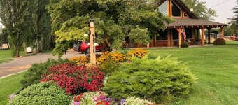 The Honeymoon Suite, hot tub, full kitchen