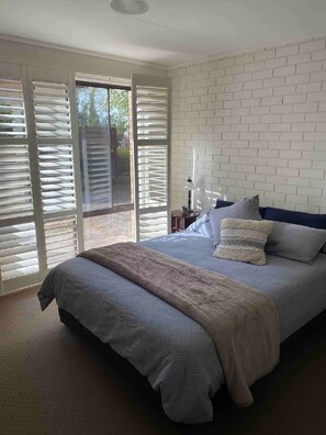 3 bedrooms, desk, iron/ironing board, free WiFi - Total Getaway at Bradshaw House Lodge (Halls Gap)