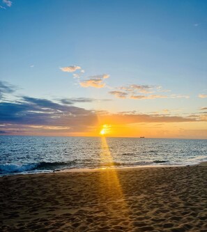 Beach nearby, sun-loungers, beach towels