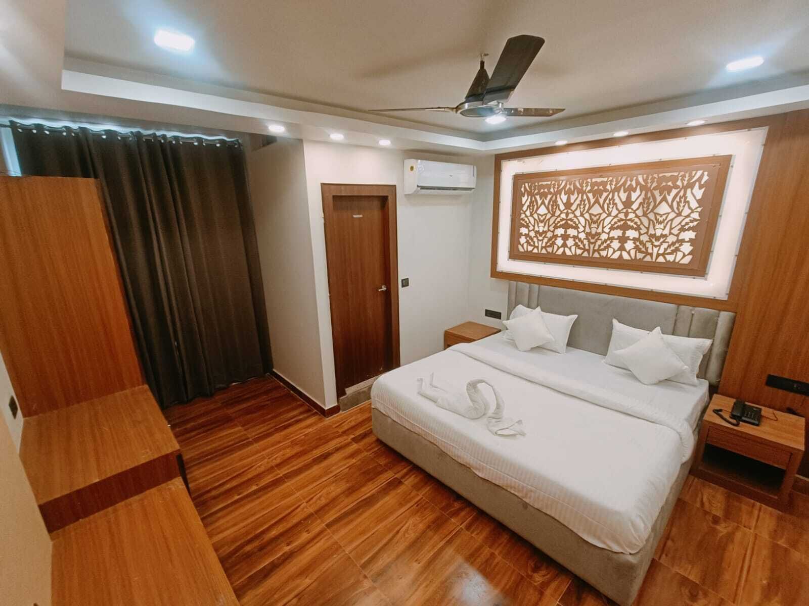 Deluxe Double Room | Laptop workspace