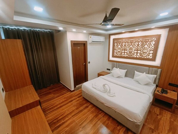 Deluxe Double Room | Laptop workspace - Hotel Shaurya Inn (Lucknow)