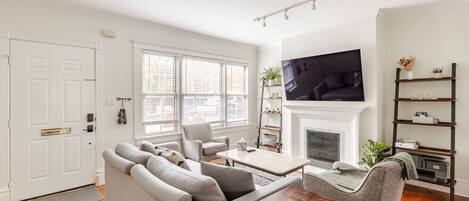 TV connectée, espaces bureaux, écrans d'ordinateur, imprimantes