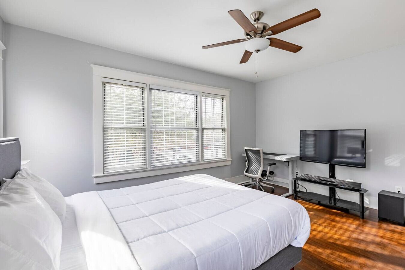 4 chambres, bureau, fer et planche à repasser, lit parapluie