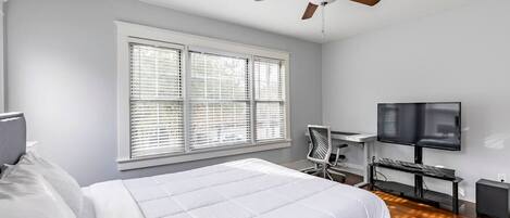 4 chambres, bureau, fer et planche à repasser, lit parapluie