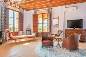 TV, fireplace - Finca la Encina in Porreres (Porreres)