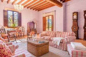 TV, fireplace - Finca la Encina in Porreres (Porreres)