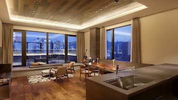 Suite, non-fumeurs (PENTHOUSE) | Coffres-forts dans les chambres, rideaux occultants, Wi-Fi gratuit