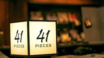 Un panel digital que muestra el número 41 y la palabra 'PIECES'.