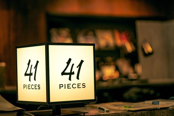 Un écran numérique affichant le nombre 41 et le mot « PIÈCES ».