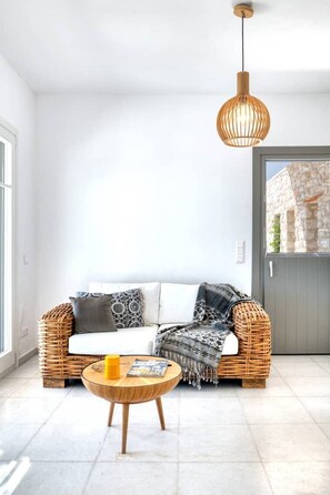 Smart TV - The view 1 (Santa Maria Paros Νάουσα)