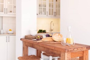 Jääkaappi, mikroaaltouuni, uuni, astianpesukone