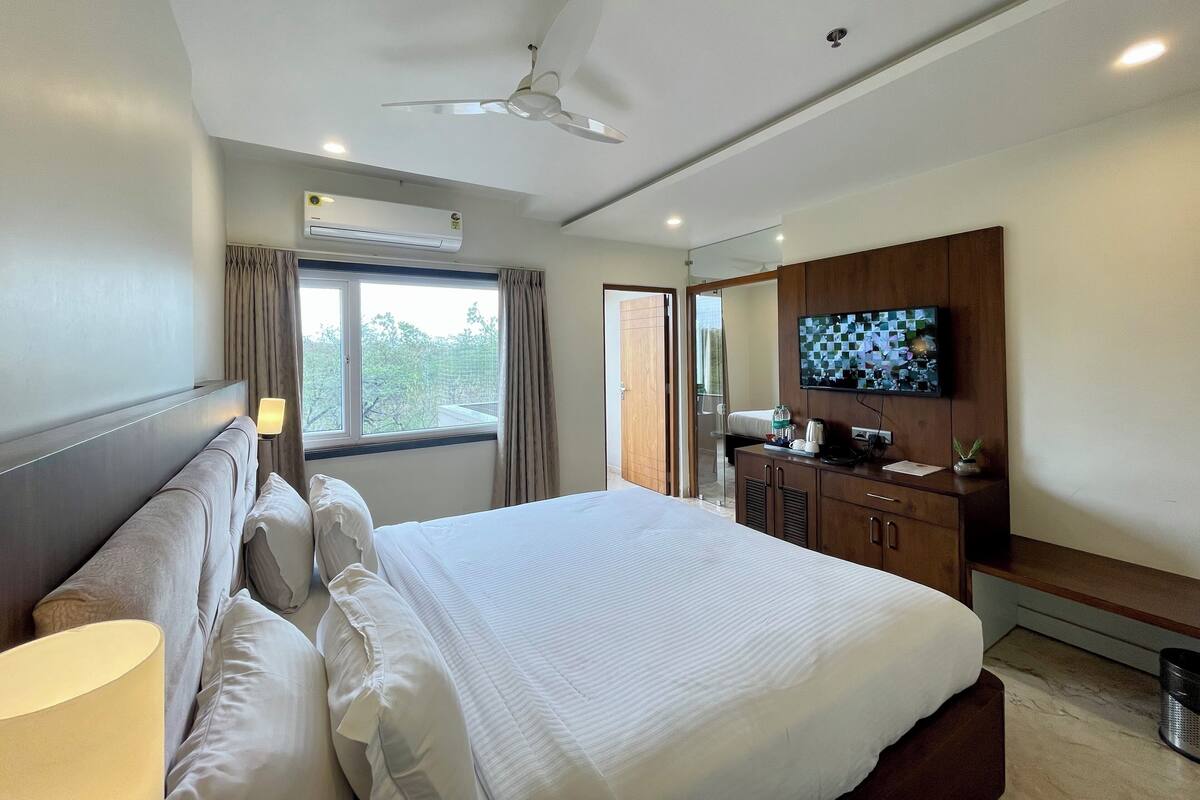 Two Bedroom Forest View With Balcony | 書桌、手提電腦工作空間、遮光窗簾/窗簾、熨斗/熨衫板