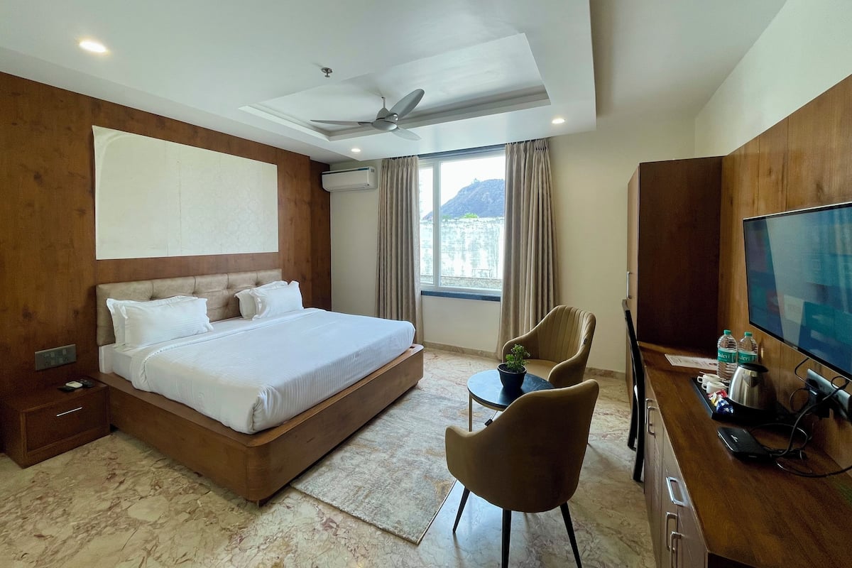 Sajjangarh Fort View | 書桌、手提電腦工作空間、遮光窗簾/窗簾、熨斗/熨衫板