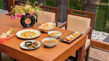 Se ofrece un desayuno bufé (250 INR por persona)