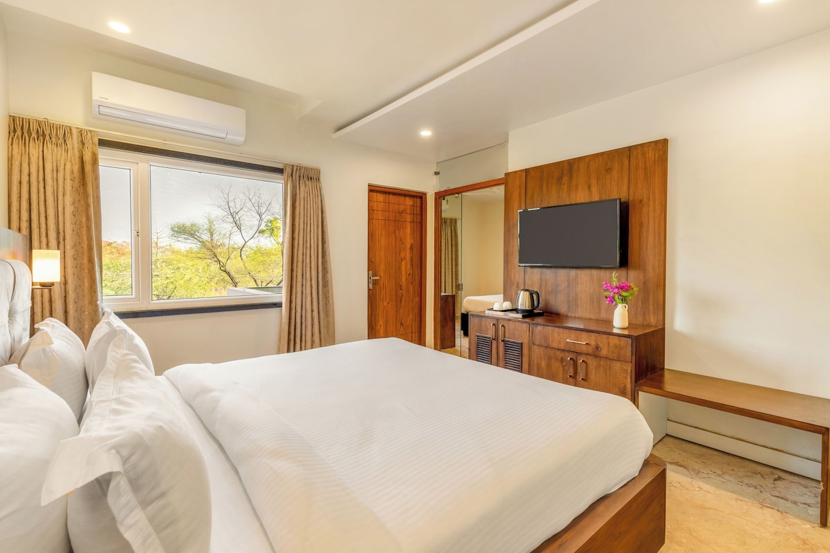 Two Bedroom Forest View With Balcony | 書桌、筆電工作空間、遮光布/窗簾、熨斗/熨衣板