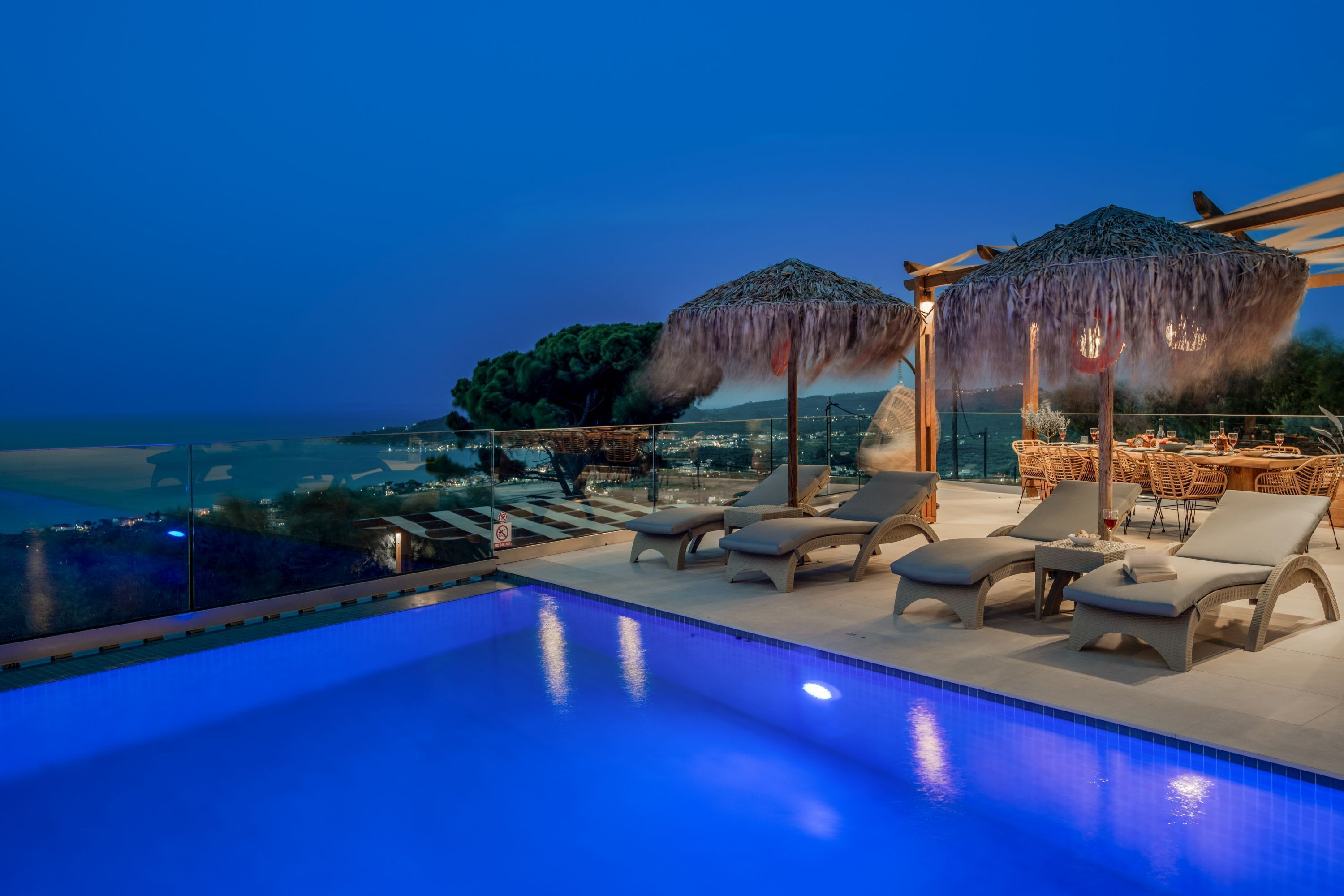 Una piscina al aire libre, una piscina climatizada