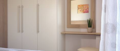 4 habitaciones, tabla de planchar con plancha y cuna de viaje