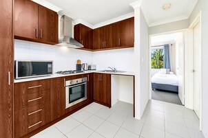 Refrigerador con freezer, microondas, horno, placa de cocina