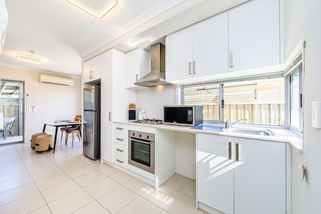 Full-size fridge, microwave, oven, stovetop